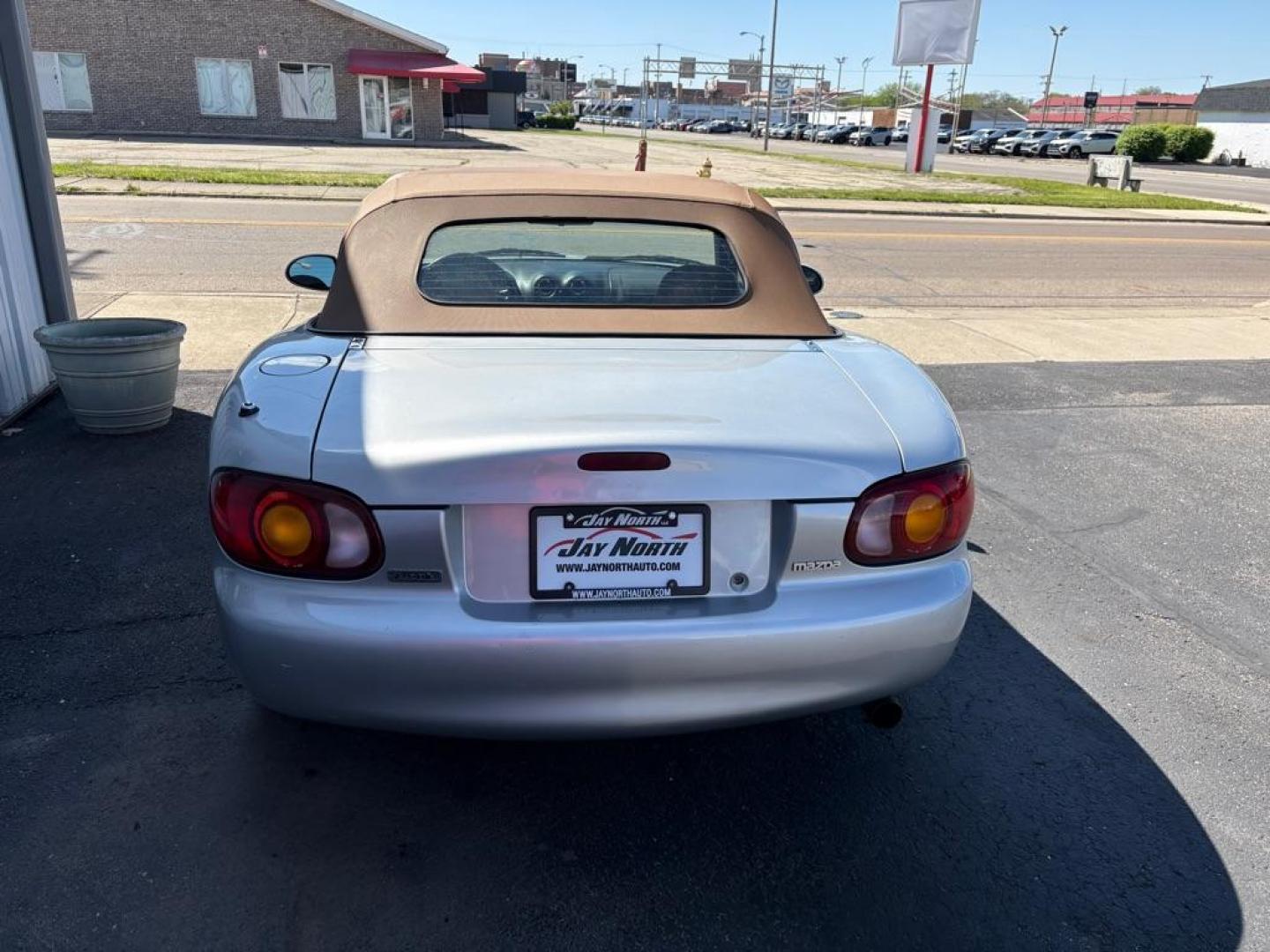 1999 SILVER MAZDA MX-5 MIATA (JM1NB3530X0) with an 1.8L engine, Automatic transmission, located at 501 E. Columbia St., Springfield, OH, 45503, (800) 262-7122, 39.925262, -83.801796 - *** New Tires *** New Top *** New Brakes *** Tune Up *** Oil Change *** New Belt *** New Harmonic Balancer *** Clean CarFax *** Jay North Auto has offered hand picked vehicles since 1965! Our customer's enjoy a NO pressure buying experience with a small town feel. We are a preferred dealer for - Photo#3