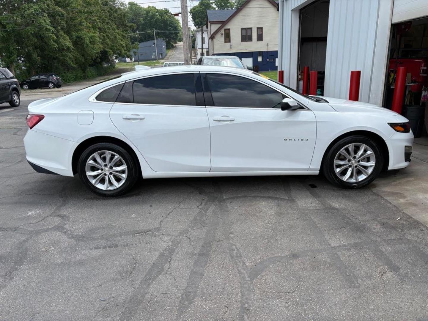2022 WHITE CHEVROLET MALIBU LT (1G1ZD5ST9NF) with an 1.5L engine, Continuously Variable transmission, located at 501 E. Columbia St., Springfield, OH, 45503, (800) 262-7122, 39.925262, -83.801796 - ***Clean Carfax***LS***Heated Seats***Apple CarPlay***New Turbo***All New Tires***New Air Filter and Cabin Air Filter***Fresh Oil Change*** Jay North Auto has offered hand picked vehicles since 1965! Our customer's enjoy a NO pressure buying experience with a small town feel. We are a prefe - Photo#1