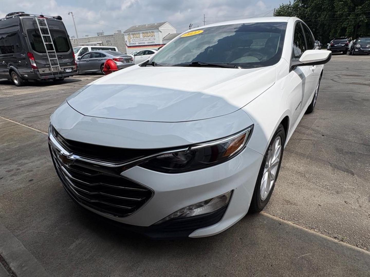 2022 WHITE CHEVROLET MALIBU LT (1G1ZD5ST9NF) with an 1.5L engine, Continuously Variable transmission, located at 501 E. Columbia St., Springfield, OH, 45503, (800) 262-7122, 39.925262, -83.801796 - ***Clean Carfax***LS***Heated Seats***Apple CarPlay***New Turbo***All New Tires***New Air Filter and Cabin Air Filter***Fresh Oil Change*** Jay North Auto has offered hand picked vehicles since 1965! Our customer's enjoy a NO pressure buying experience with a small town feel. We are a prefe - Photo#5