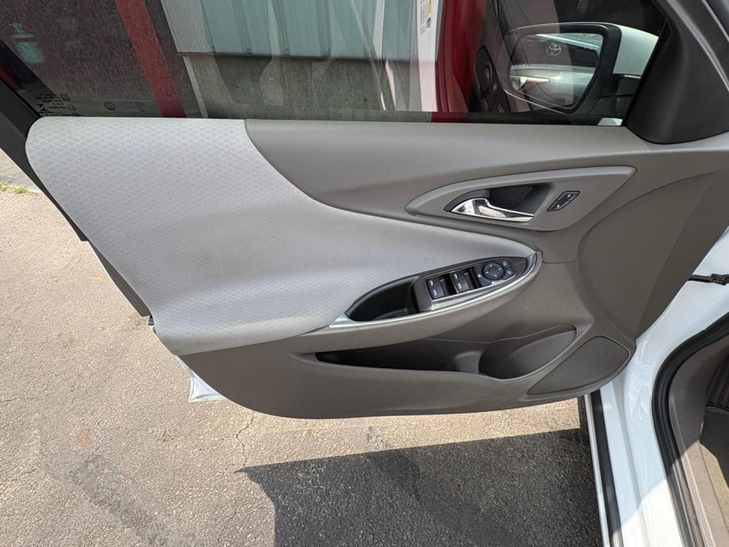 2022 WHITE CHEVROLET MALIBU LT (1G1ZD5ST9NF) with an 1.5L engine, Continuously Variable transmission, located at 501 E. Columbia St., Springfield, OH, 45503, (800) 262-7122, 39.925262, -83.801796 - ***Clean Carfax***LS***Heated Seats***Apple CarPlay***New Turbo***All New Tires***New Air Filter and Cabin Air Filter***Fresh Oil Change*** Jay North Auto has offered hand picked vehicles since 1965! Our customer's enjoy a NO pressure buying experience with a small town feel. We are a prefe - Photo#7
