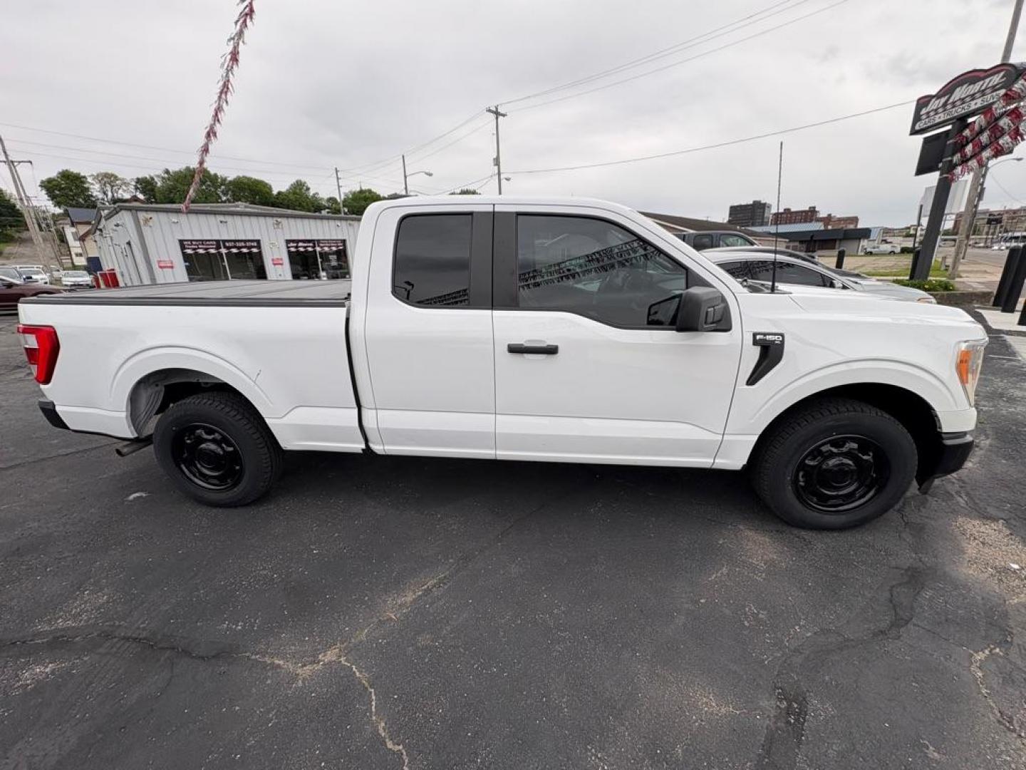 2022 WHITE FORD F150 SUPER CAB (1FTEX1CB7NF) with an 3.3L engine, Automatic transmission, located at 501 E. Columbia St., Springfield, OH, 45503, (800) 262-7122, 39.925262, -83.801796 - *** XL V6 *** Clean CarFax *** New Tires *** New Brakes *** Oil Change *** New Cabin and Air filter *** Hard Bed Cover *** Jay North Auto has offered hand picked vehicles since 1965! Our customer's enjoy a NO pressure buying experience with a small town feel. We are a preferred dealer for ma - Photo#1