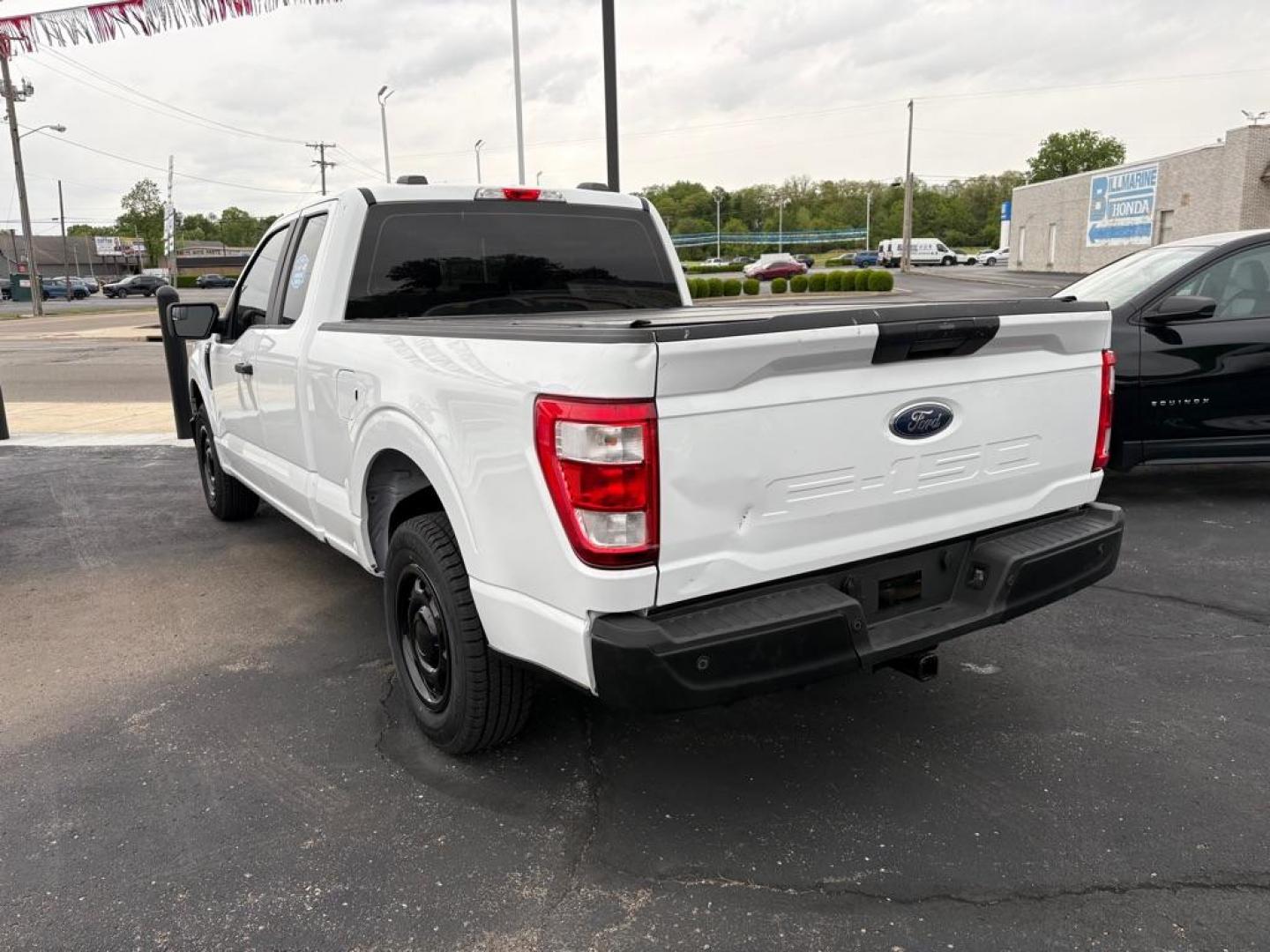 2022 WHITE FORD F150 SUPER CAB (1FTEX1CB7NF) with an 3.3L engine, Automatic transmission, located at 501 E. Columbia St., Springfield, OH, 45503, (800) 262-7122, 39.925262, -83.801796 - *** XL V6 *** Clean CarFax *** New Tires *** New Brakes *** Oil Change *** New Cabin and Air filter *** Hard Bed Cover *** Jay North Auto has offered hand picked vehicles since 1965! Our customer's enjoy a NO pressure buying experience with a small town feel. We are a preferred dealer for ma - Photo#4