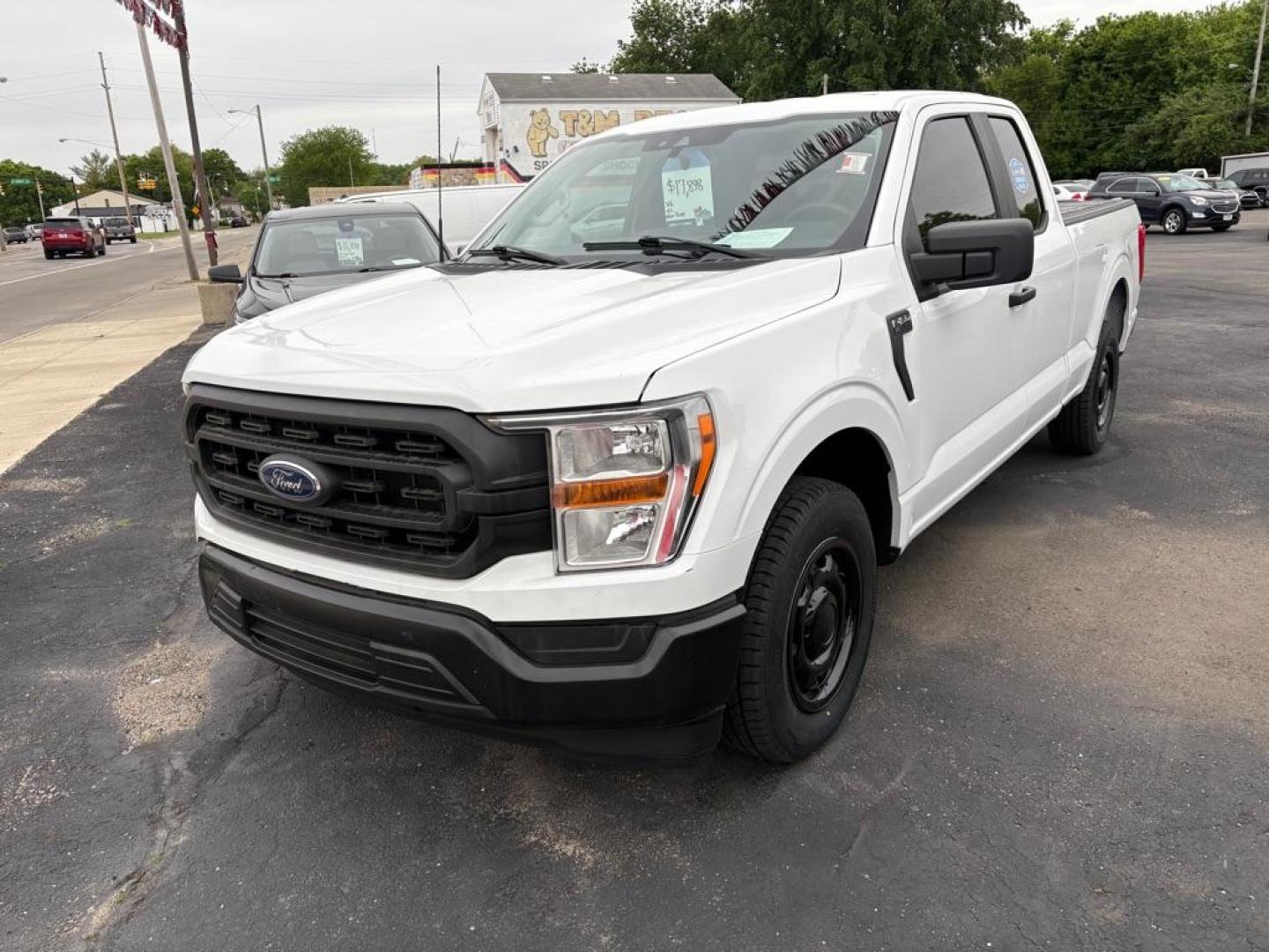 2022 WHITE FORD F150 SUPER CAB (1FTEX1CB7NF) with an 3.3L engine, Automatic transmission, located at 501 E. Columbia St., Springfield, OH, 45503, (800) 262-7122, 39.925262, -83.801796 - *** XL V6 *** Clean CarFax *** New Tires *** New Brakes *** Oil Change *** New Cabin and Air filter *** Hard Bed Cover *** Jay North Auto has offered hand picked vehicles since 1965! Our customer's enjoy a NO pressure buying experience with a small town feel. We are a preferred dealer for ma - Photo#5