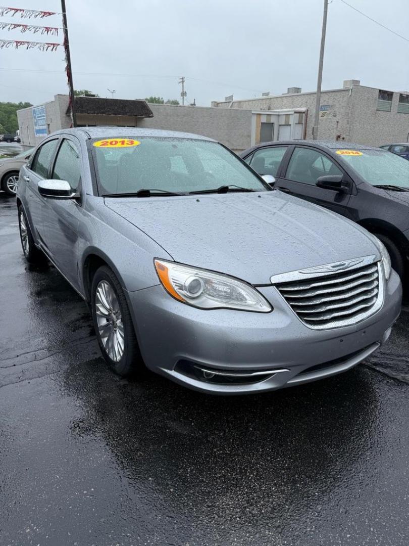 2013 Chrysler 200's photo
