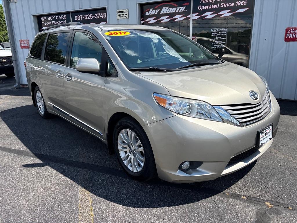 photo of 2017 TOYOTA SIENNA XLE