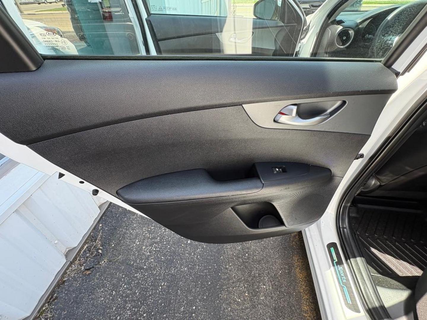 2021 WHITE KIA FORTE LXS (3KPF24AD4ME) with an 2.0L engine, Continuously Variable transmission, located at 501 E. Columbia St., Springfield, OH, 45503, (800) 262-7122, 39.925262, -83.801796- Photo#9