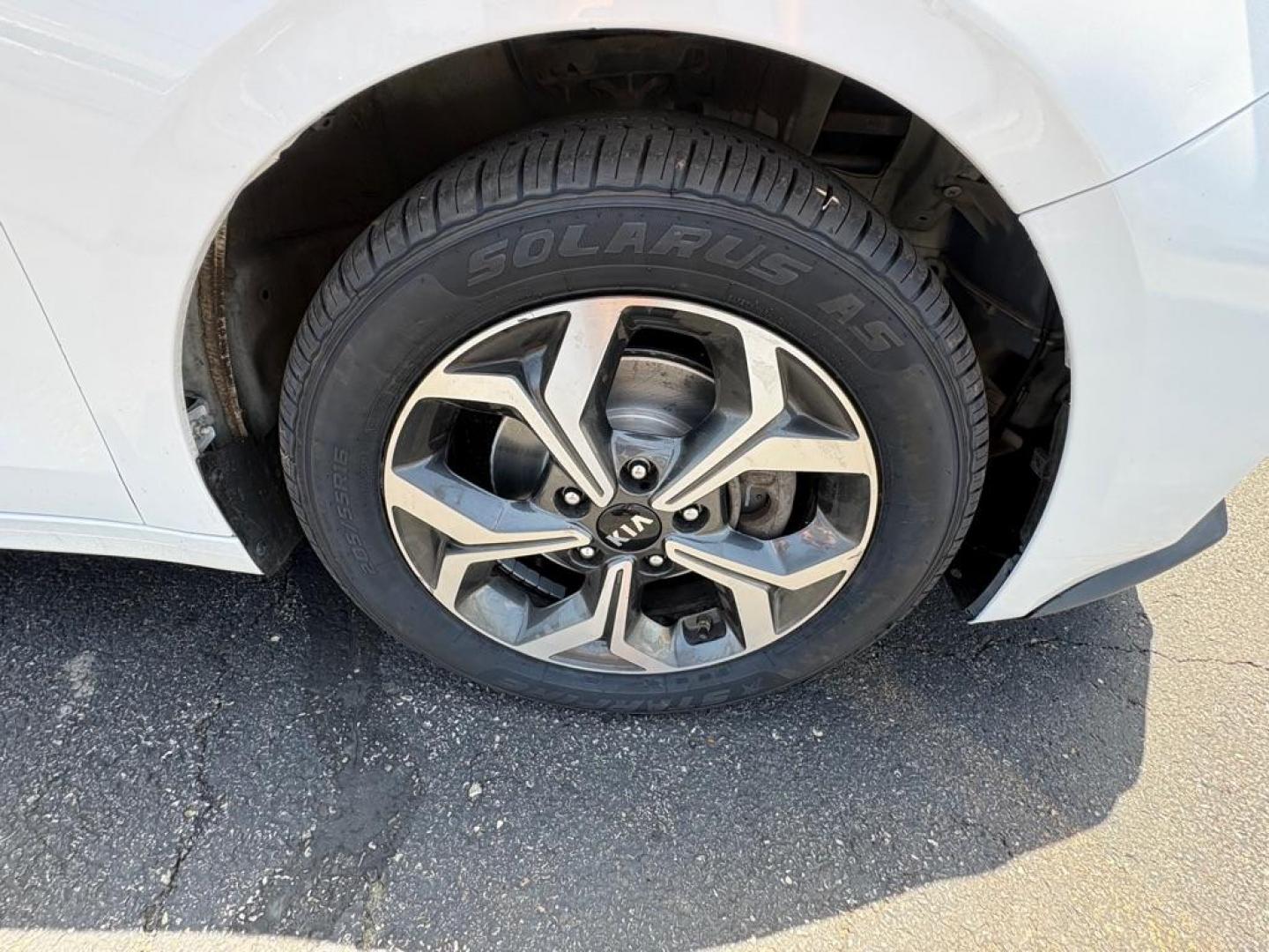 2021 WHITE KIA FORTE LXS (3KPF24AD4ME) with an 2.0L engine, Continuously Variable transmission, located at 501 E. Columbia St., Springfield, OH, 45503, (800) 262-7122, 39.925262, -83.801796- Photo#17