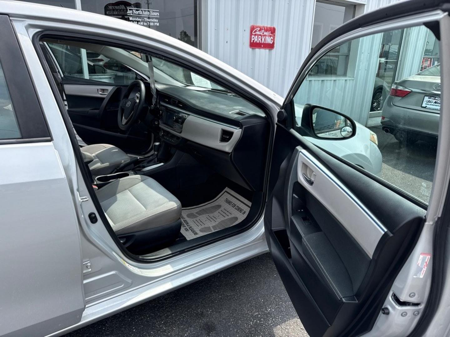 2016 SILVER TOYOTA COROLLA LE (2T1BURHEXGC) with an 1.8L engine, Automatic transmission, located at 501 E. Columbia St., Springfield, OH, 45503, (800) 262-7122, 39.925262, -83.801796 - *** New Tires *** Tune Up *** New Wipers *** Clean CarFax with 19 Service Records *** New Cabin and Air filter *** New Brakes *** New Battery *** Automatic *** LE *** Jay North Auto has offered hand picked vehicles since 1965! Our customer's enjoy a NO pressure buying experience with a small to- Photo#17