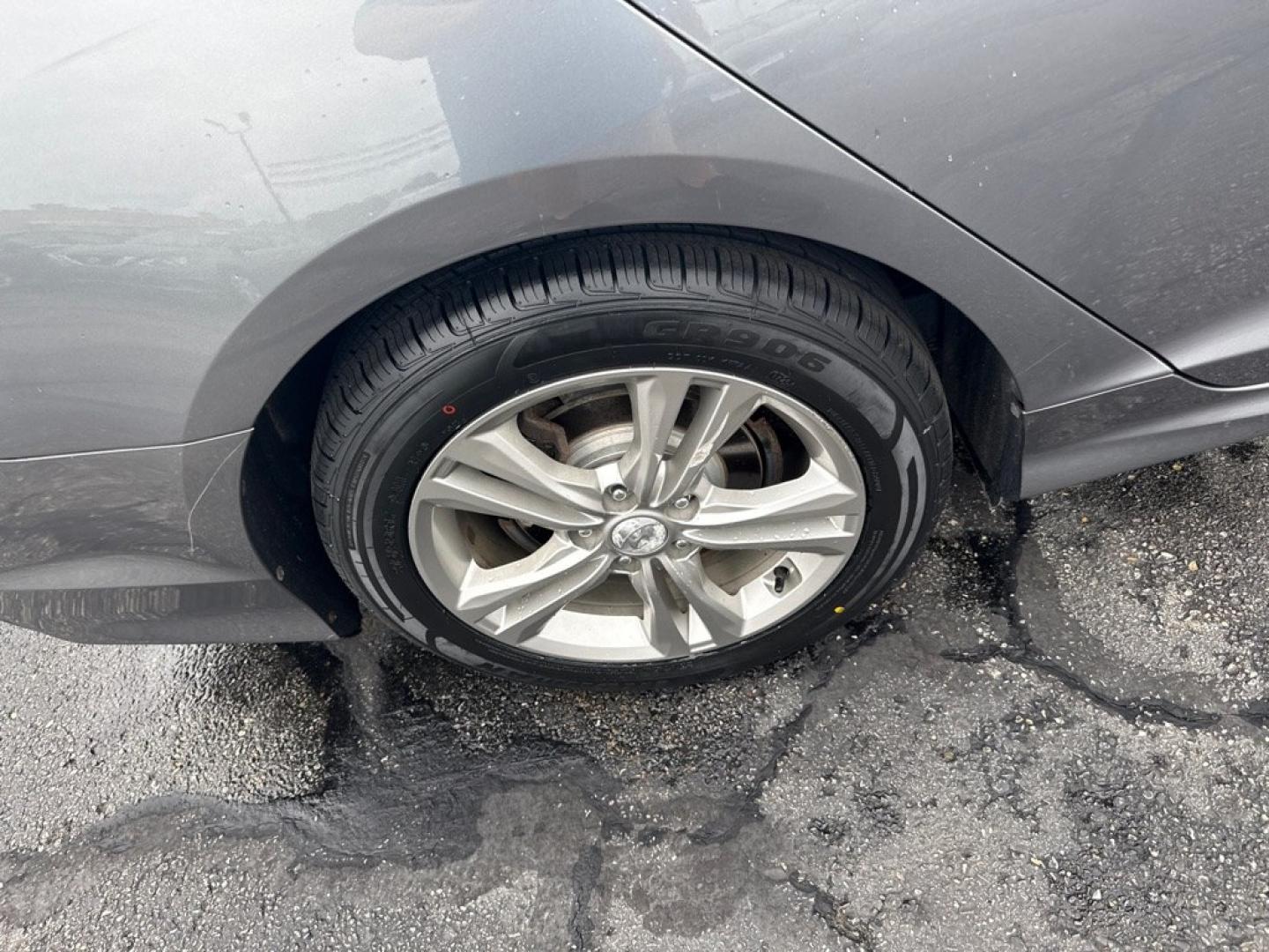 2018 GRAY HYUNDAI SONATA SEL (5NPE34AF4JH) with an 2.4L engine, Automatic transmission, located at 501 E. Columbia St., Springfield, OH, 45503, (800) 262-7122, 39.925262, -83.801796 - *** New Tires *** Clean CarFax w/ 32 Service Records *** Tune Up *** New Oil Pan *** New Valve Cover Gasket *** New Wipers *** Oil Change w/ OEM Filter *** New Cabin and Air Filter *** Apple CarPlay *** Alloy Wheels *** Touchscreen *** Back Up Camera *** Jay North Auto has offered hand picked- Photo#14