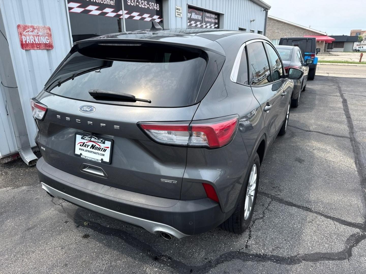 2022 GRAY FORD ESCAPE SE HYBRID (1FMCU9BZ6NU) with an 2.5L engine, Continuously Variable transmission, located at 501 E. Columbia St., Springfield, OH, 45503, (800) 262-7122, 39.925262, -83.801796 - *** Clean CarFax *** Hybrid *** AWD *** Blind Spot *** Back Up Camera *** NICE! *** Jay North Auto has offered hand picked vehicles since 1965! Our customer's enjoy a NO pressure buying experience with a small town feel. We are a preferred dealer for many local credit unions and lenders. Bad c- Photo#4