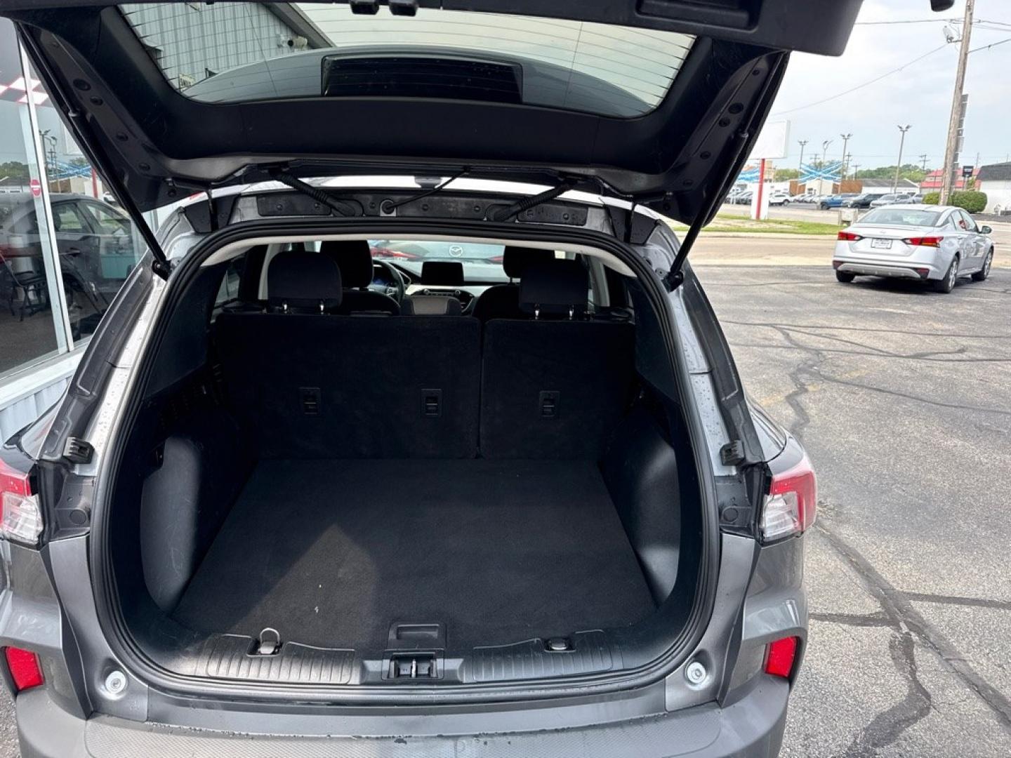 2022 GRAY FORD ESCAPE SE HYBRID (1FMCU9BZ6NU) with an 2.5L engine, Continuously Variable transmission, located at 501 E. Columbia St., Springfield, OH, 45503, (800) 262-7122, 39.925262, -83.801796 - *** Clean CarFax *** Hybrid *** AWD *** Blind Spot *** Back Up Camera *** NICE! *** Jay North Auto has offered hand picked vehicles since 1965! Our customer's enjoy a NO pressure buying experience with a small town feel. We are a preferred dealer for many local credit unions and lenders. Bad c- Photo#5