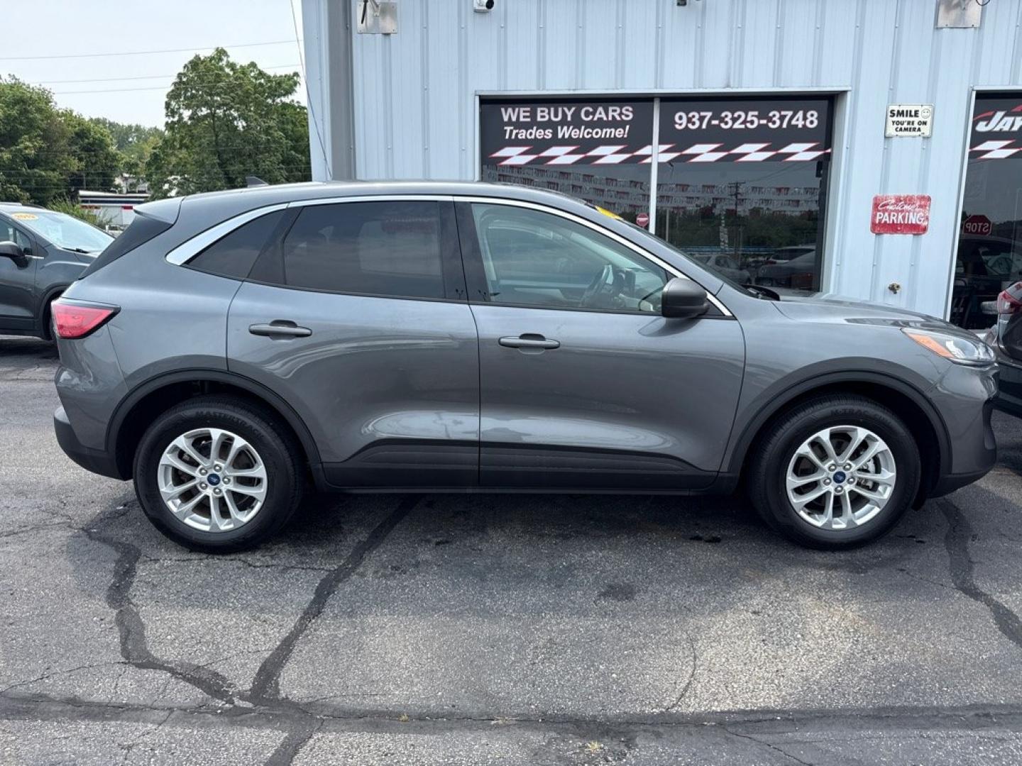2022 GRAY FORD ESCAPE SE HYBRID (1FMCU9BZ6NU) with an 2.5L engine, Continuously Variable transmission, located at 501 E. Columbia St., Springfield, OH, 45503, (800) 262-7122, 39.925262, -83.801796 - *** Clean CarFax *** Hybrid *** AWD *** Blind Spot *** Back Up Camera *** NICE! *** Jay North Auto has offered hand picked vehicles since 1965! Our customer's enjoy a NO pressure buying experience with a small town feel. We are a preferred dealer for many local credit unions and lenders. Bad c- Photo#6