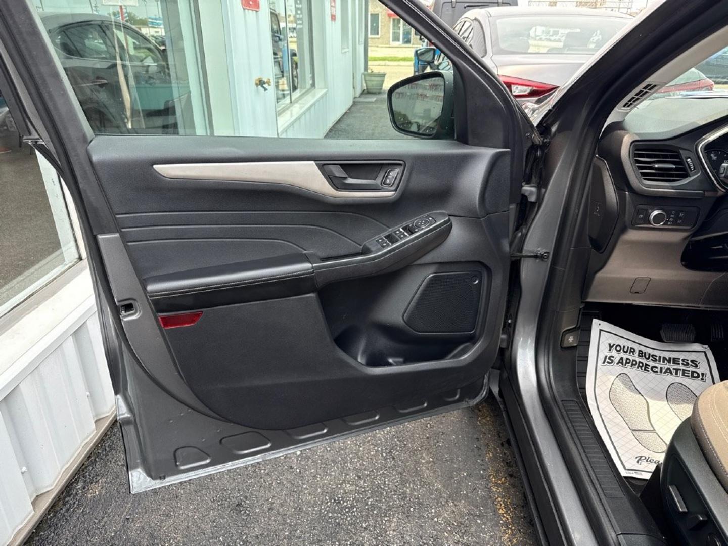 2022 GRAY FORD ESCAPE SE HYBRID (1FMCU9BZ6NU) with an 2.5L engine, Continuously Variable transmission, located at 501 E. Columbia St., Springfield, OH, 45503, (800) 262-7122, 39.925262, -83.801796 - *** Clean CarFax *** Hybrid *** AWD *** Blind Spot *** Back Up Camera *** NICE! *** Jay North Auto has offered hand picked vehicles since 1965! Our customer's enjoy a NO pressure buying experience with a small town feel. We are a preferred dealer for many local credit unions and lenders. Bad c- Photo#7