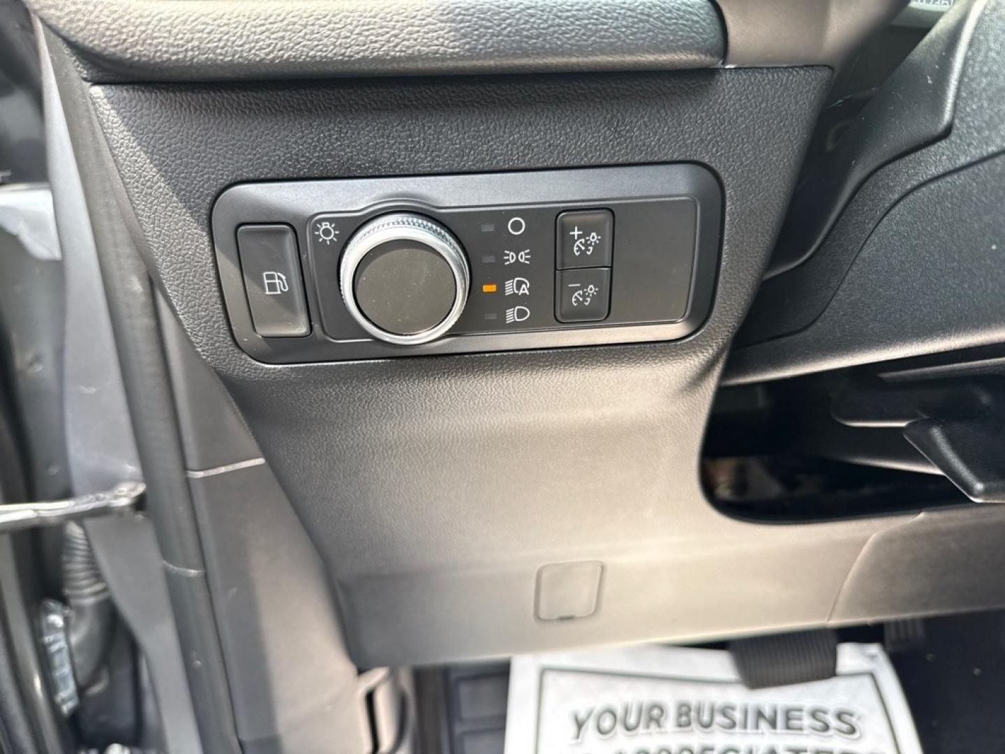 2022 GRAY FORD ESCAPE SE HYBRID (1FMCU9BZ6NU) with an 2.5L engine, Continuously Variable transmission, located at 501 E. Columbia St., Springfield, OH, 45503, (800) 262-7122, 39.925262, -83.801796 - *** Clean CarFax *** Hybrid *** AWD *** Blind Spot *** Back Up Camera *** NICE! *** Jay North Auto has offered hand picked vehicles since 1965! Our customer's enjoy a NO pressure buying experience with a small town feel. We are a preferred dealer for many local credit unions and lenders. Bad c- Photo#10