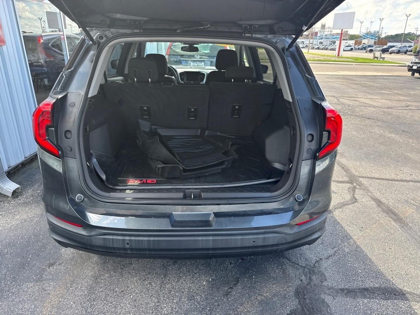 2019 GRAY GMC TERRAIN SLE (3GKALMEV1KL) with an 1.5L engine, Automatic transmission, located at 501 E. Columbia St., Springfield, OH, 45503, (800) 262-7122, 39.925262, -83.801796 - *** SLE *** Remote Start *** FWD *** Jay North Auto has offered hand picked vehicles since 1965! Our customer's enjoy a NO pressure buying experience with a small town feel. We are a preferred dealer for many local credit unions and lenders. Bad credit? No Credit/First time buyer? Open or clos- Photo#6