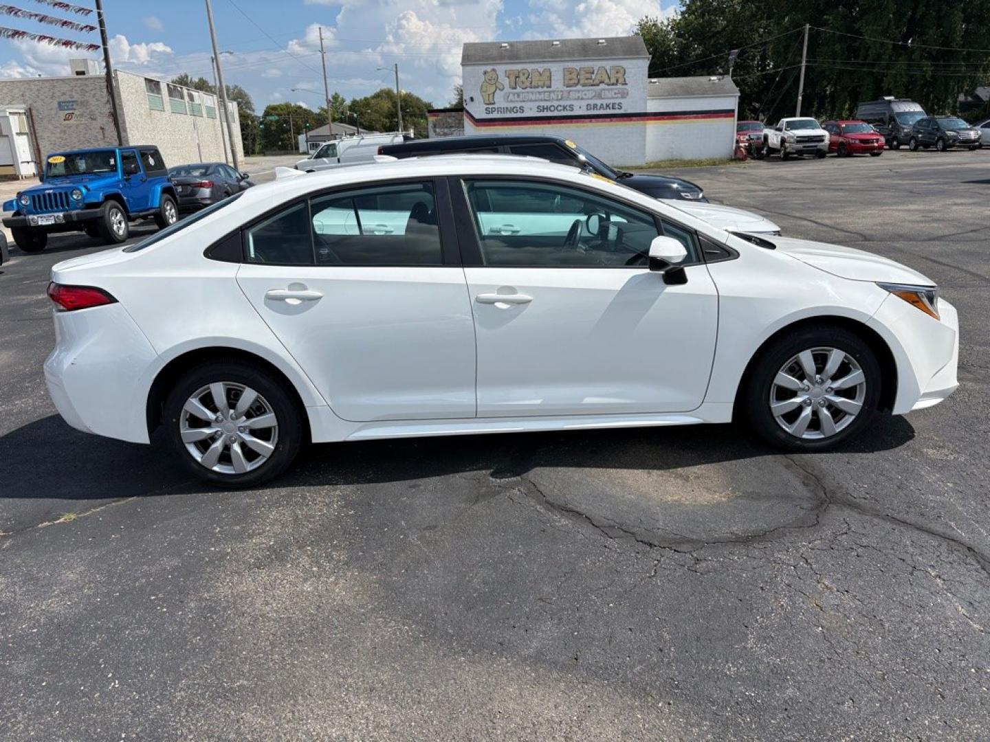 2022 WHITE TOYOTA COROLLA LE (5YFEPMAE5NP) with an 1.8L engine, Continuously Variable transmission, located at 501 E. Columbia St., Springfield, OH, 45503, (800) 262-7122, 39.925262, -83.801796 - *** New Tires *** 1 Owner *** New Brakes *** Oil Change and Inspection *** New Cabin and Air Filter *** Back Up Camera *** Jay North Auto has offered hand picked vehicles since 1965! Our customer's enjoy a NO pressure buying experience with a small town feel. We are a preferred dealer for many- Photo#1