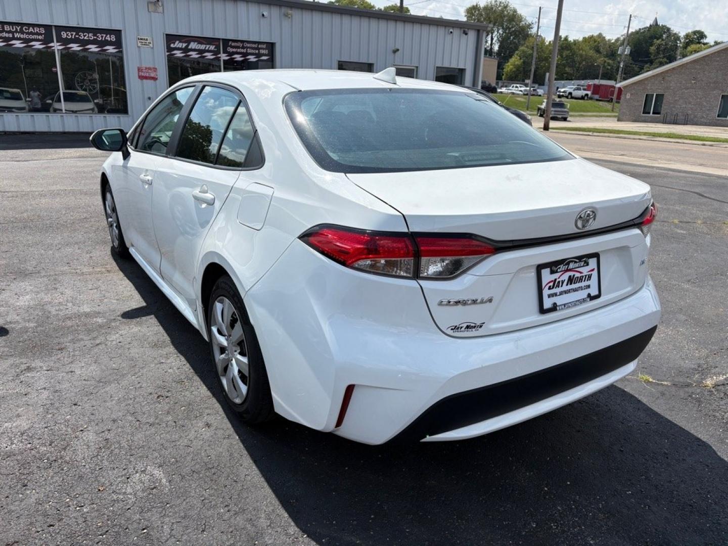 2022 WHITE TOYOTA COROLLA LE (5YFEPMAE5NP) with an 1.8L engine, Continuously Variable transmission, located at 501 E. Columbia St., Springfield, OH, 45503, (800) 262-7122, 39.925262, -83.801796 - *** New Tires *** 1 Owner *** New Brakes *** Oil Change and Inspection *** New Cabin and Air Filter *** Back Up Camera *** Jay North Auto has offered hand picked vehicles since 1965! Our customer's enjoy a NO pressure buying experience with a small town feel. We are a preferred dealer for many- Photo#4