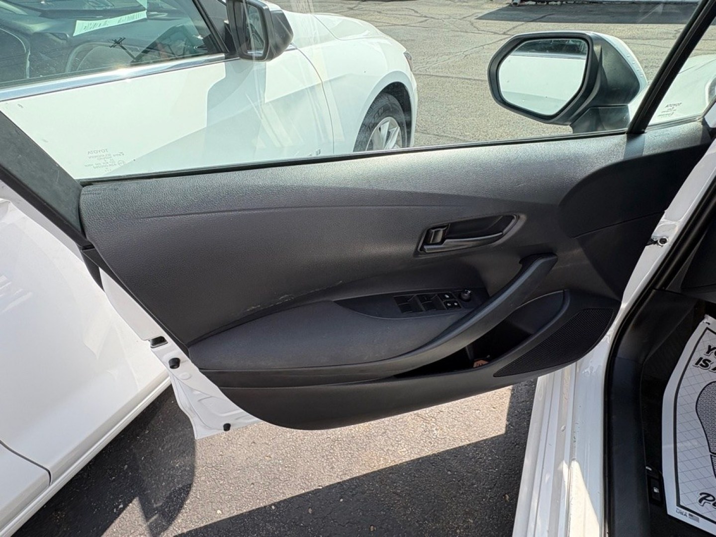 2022 WHITE TOYOTA COROLLA LE (5YFEPMAE5NP) with an 1.8L engine, Continuously Variable transmission, located at 501 E. Columbia St., Springfield, OH, 45503, (800) 262-7122, 39.925262, -83.801796 - *** New Tires *** 1 Owner *** New Brakes *** Oil Change and Inspection *** New Cabin and Air Filter *** Back Up Camera *** Jay North Auto has offered hand picked vehicles since 1965! Our customer's enjoy a NO pressure buying experience with a small town feel. We are a preferred dealer for many- Photo#7