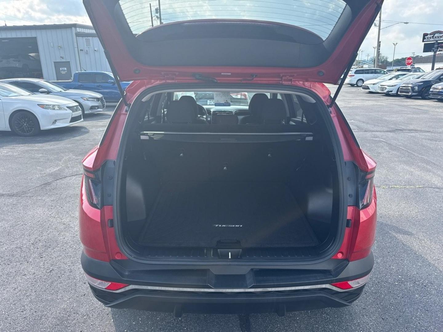 2022 RED HYUNDAI TUCSON SEL (5NMJBCAE2NH) with an 2.5L engine, Automatic transmission, located at 501 E. Columbia St., Springfield, OH, 45503, (800) 262-7122, 39.925262, -83.801796 - *** New Tires *** 1 Owner w/ Clean CarFax *** New Brakes *** Oil Change and Inspection *** New Wipers *** New Cabin and Air filter *** Forward Collision Assist *** Lane Assist *** Blind Spot *** Rear Traffic assist *** Heated Seats *** Apple CarPlay *** SEL *** AWD *** NICE *** Jay North Auto ha- Photo#9