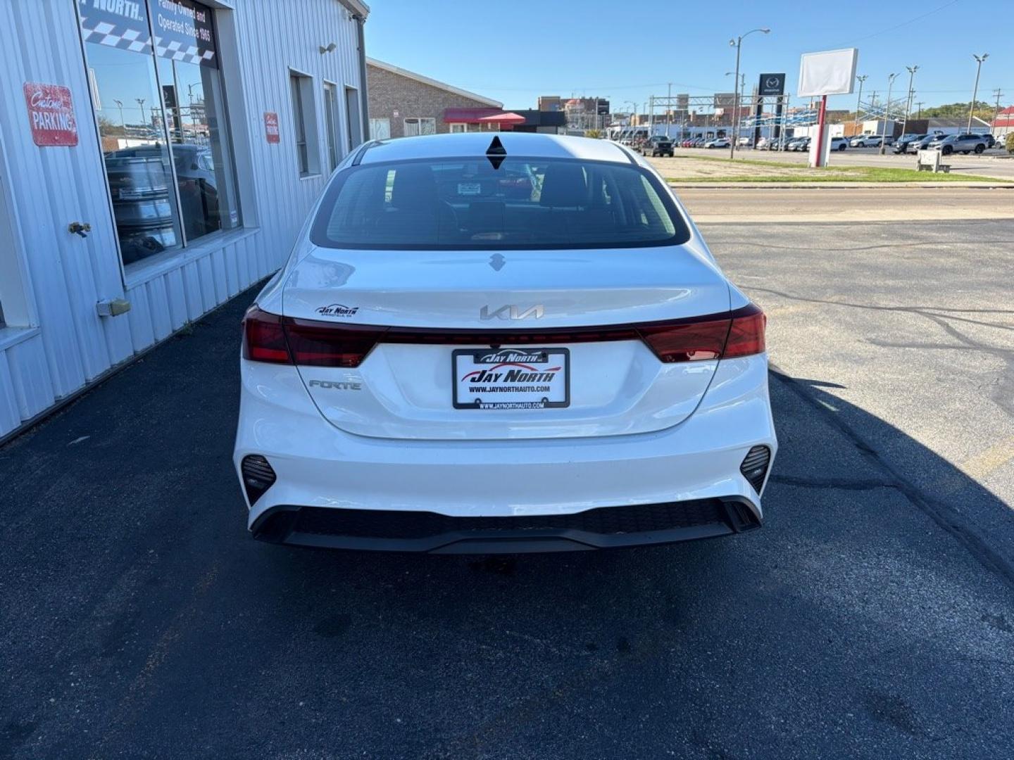 2022 WHITE KIA FORTE LXS (3KPF24AD4NE) with an 2.0L engine, Continuously Variable transmission, located at 501 E. Columbia St., Springfield, OH, 45503, (800) 262-7122, 39.925262, -83.801796 - *** New Tires *** New Brakes *** New Cabin and Air filter *** Oil Change *** New Wipers *** KIA DRIVE WISE DRIVER-ASSIST TECHNOLOGY Forward Collision Warning Forward Collision-Avoidance Assist - Pedestrian Lane Departure Warning Lane Following Assist Lane Keeping Assist Driver Attention Wa- Photo#3