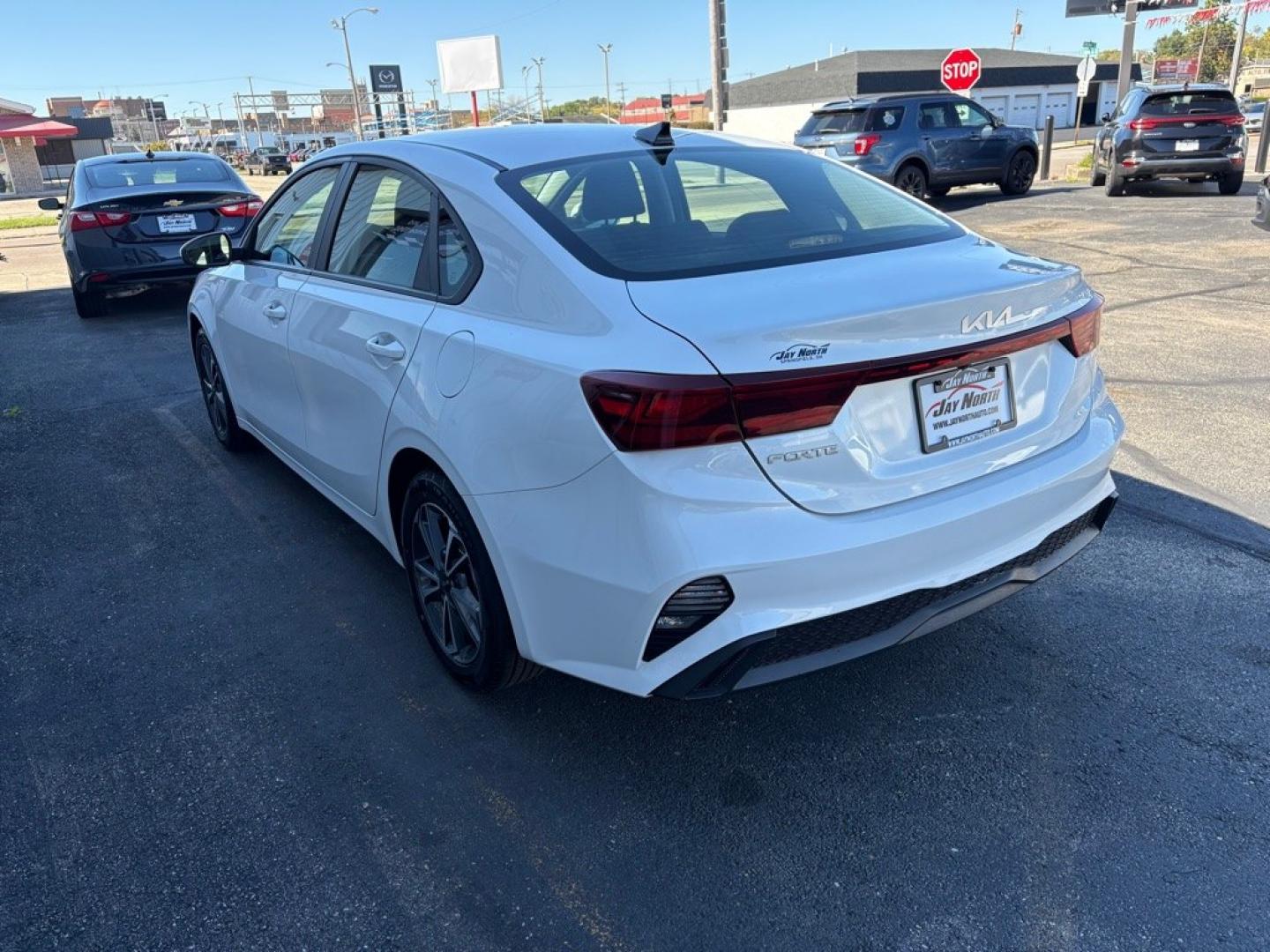 2022 WHITE KIA FORTE LXS (3KPF24AD4NE) with an 2.0L engine, Continuously Variable transmission, located at 501 E. Columbia St., Springfield, OH, 45503, (800) 262-7122, 39.925262, -83.801796 - *** New Tires *** New Brakes *** New Cabin and Air filter *** Oil Change *** New Wipers *** KIA DRIVE WISE DRIVER-ASSIST TECHNOLOGY Forward Collision Warning Forward Collision-Avoidance Assist - Pedestrian Lane Departure Warning Lane Following Assist Lane Keeping Assist Driver Attention Wa- Photo#4