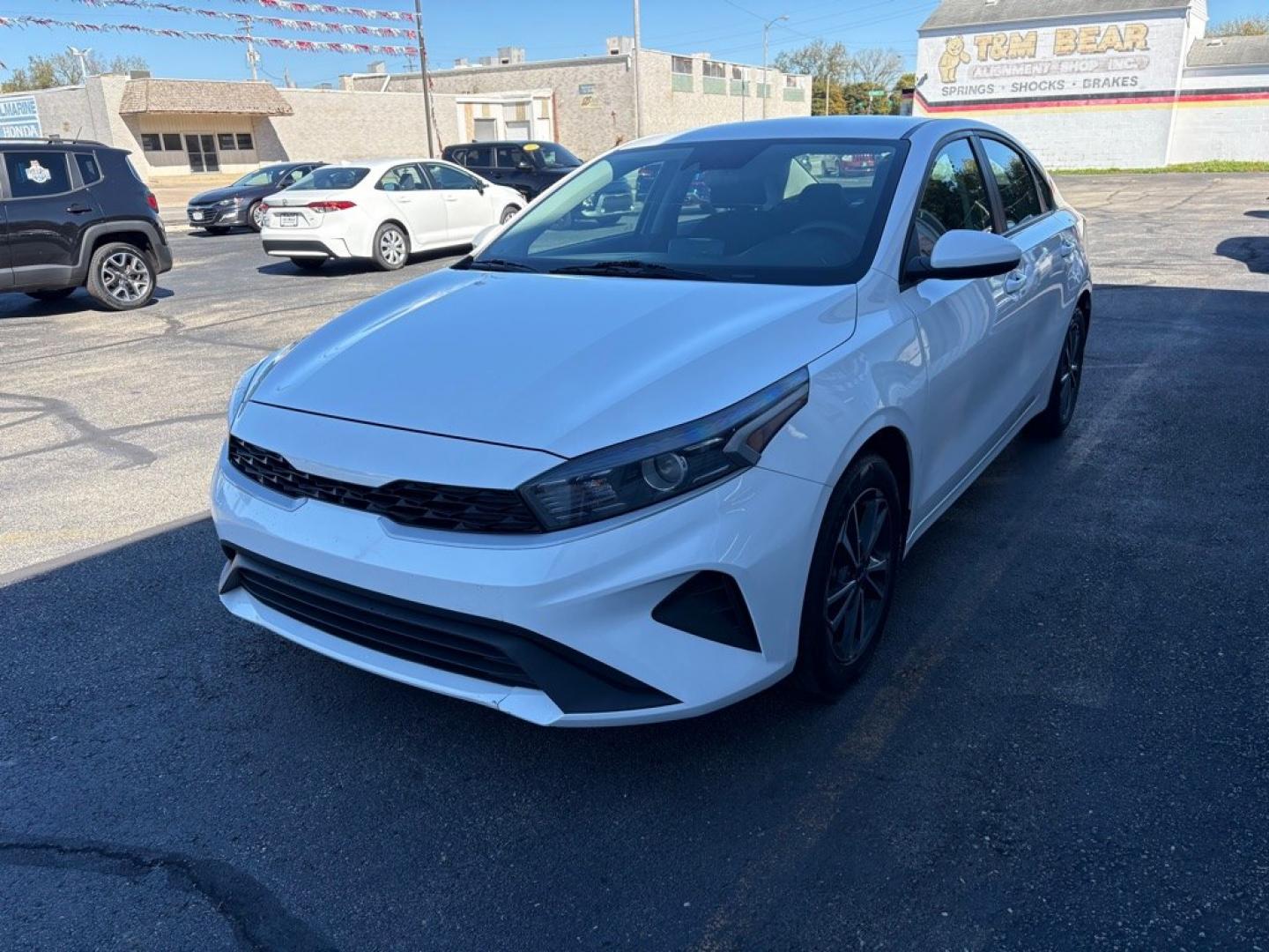 2022 WHITE KIA FORTE LXS (3KPF24AD4NE) with an 2.0L engine, Continuously Variable transmission, located at 501 E. Columbia St., Springfield, OH, 45503, (800) 262-7122, 39.925262, -83.801796 - *** New Tires *** New Brakes *** New Cabin and Air filter *** Oil Change *** New Wipers *** KIA DRIVE WISE DRIVER-ASSIST TECHNOLOGY Forward Collision Warning Forward Collision-Avoidance Assist - Pedestrian Lane Departure Warning Lane Following Assist Lane Keeping Assist Driver Attention Wa- Photo#5