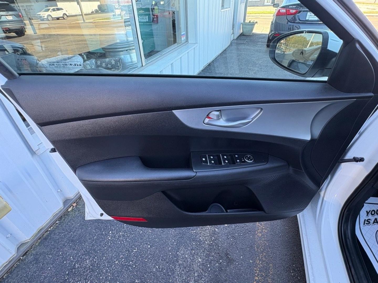 2022 WHITE KIA FORTE LXS (3KPF24AD4NE) with an 2.0L engine, Continuously Variable transmission, located at 501 E. Columbia St., Springfield, OH, 45503, (800) 262-7122, 39.925262, -83.801796 - *** New Tires *** New Brakes *** New Cabin and Air filter *** Oil Change *** New Wipers *** KIA DRIVE WISE DRIVER-ASSIST TECHNOLOGY Forward Collision Warning Forward Collision-Avoidance Assist - Pedestrian Lane Departure Warning Lane Following Assist Lane Keeping Assist Driver Attention Wa- Photo#6