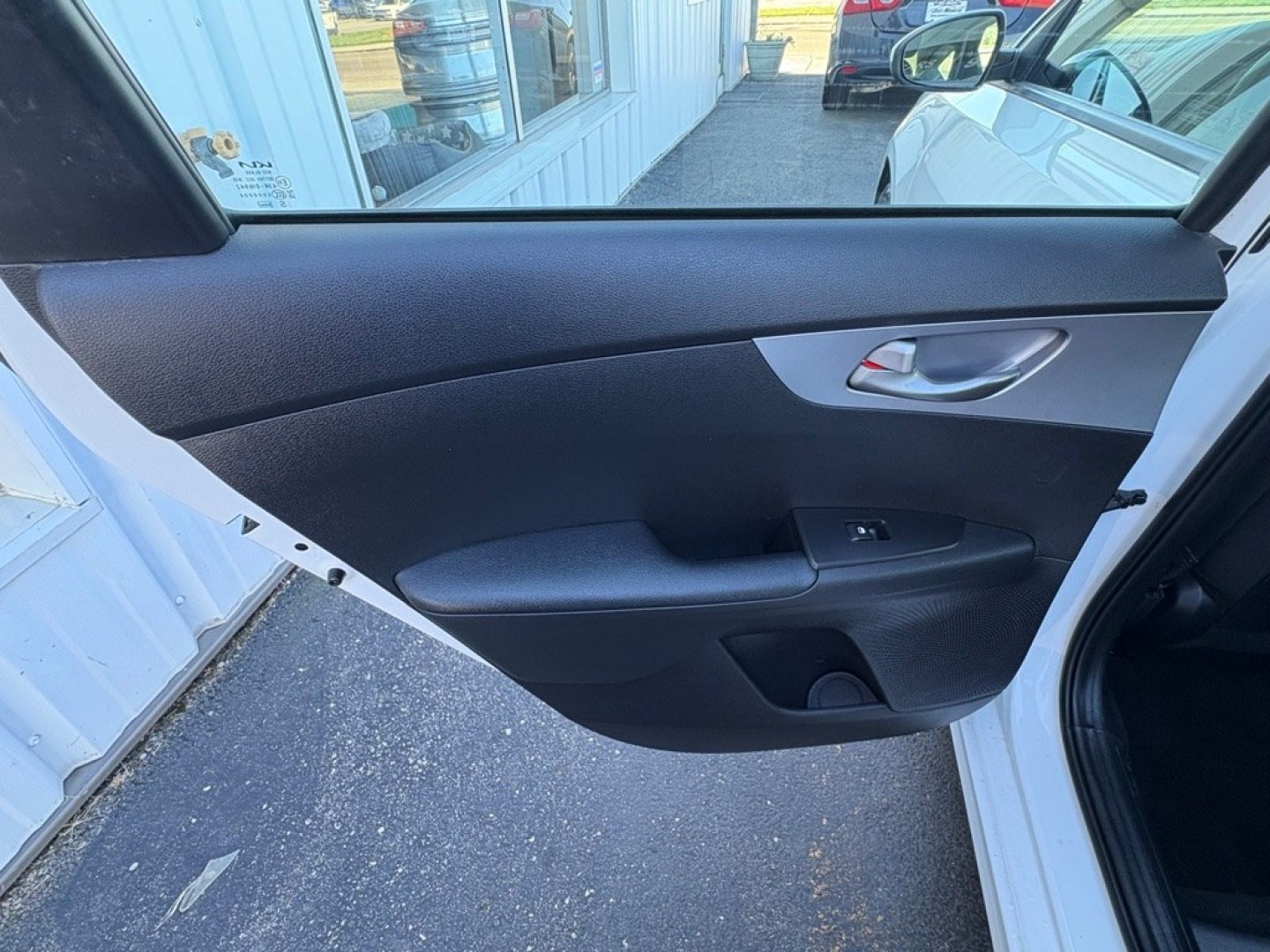 2022 WHITE KIA FORTE LXS (3KPF24AD4NE) with an 2.0L engine, Continuously Variable transmission, located at 501 E. Columbia St., Springfield, OH, 45503, (800) 262-7122, 39.925262, -83.801796 - *** New Tires *** New Brakes *** New Cabin and Air filter *** Oil Change *** New Wipers *** KIA DRIVE WISE DRIVER-ASSIST TECHNOLOGY Forward Collision Warning Forward Collision-Avoidance Assist - Pedestrian Lane Departure Warning Lane Following Assist Lane Keeping Assist Driver Attention Wa- Photo#10
