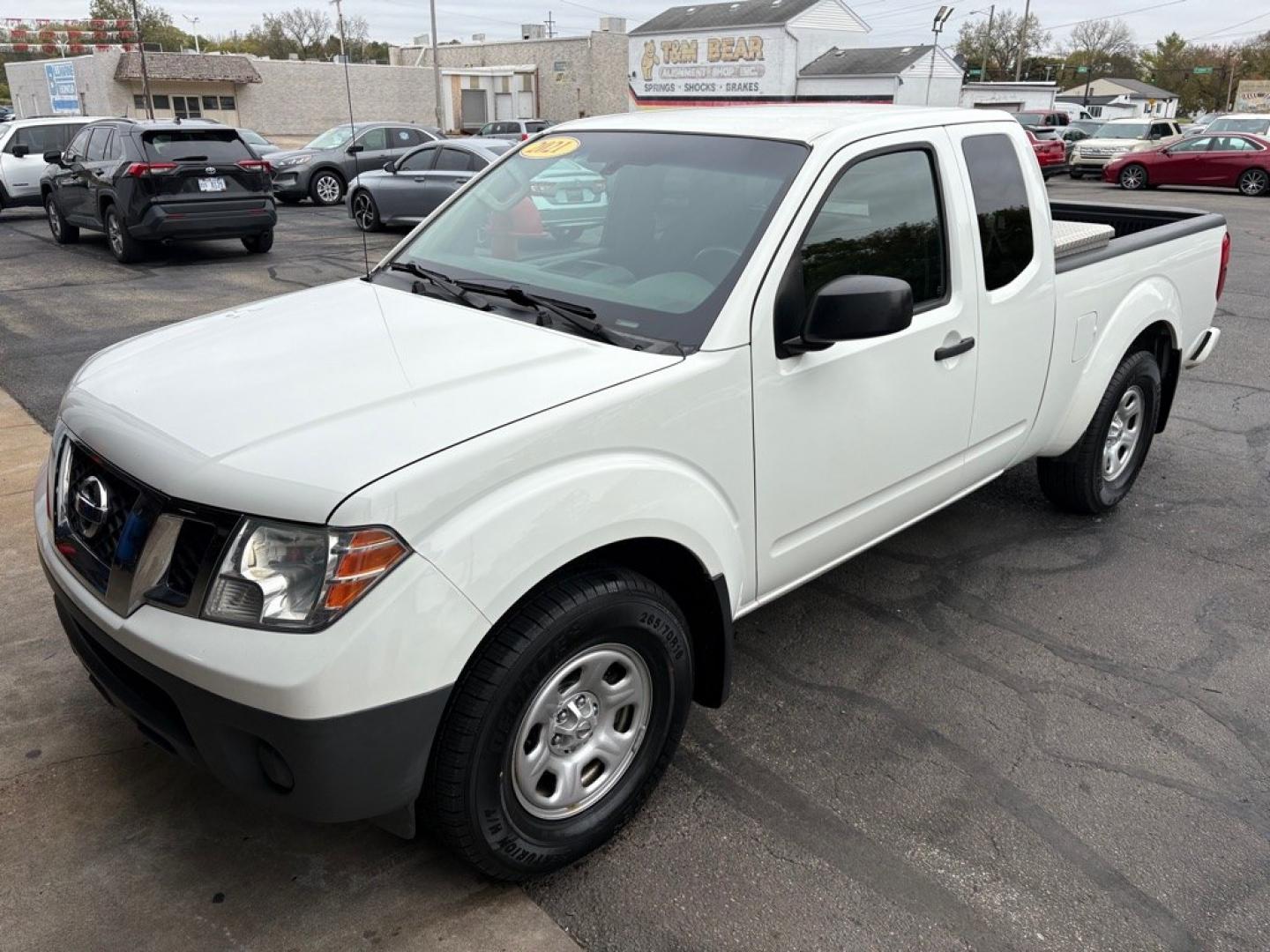 2021 WHITE NISSAN FRONTIER S (1N6ED0CE3MN) with an 3.8L engine, Automatic transmission, located at 501 E. Columbia St., Springfield, OH, 45503, (800) 262-7122, 39.925262, -83.801796 - ***Clean Carfax***EXT Cab***S***3.8L V6***New Tires***All New Brake Pads and Rotors***Fresh Oil Change*** Jay North Auto has offered hand picked vehicles since 1965! Our customer's enjoy a NO pressure buying experience with a small town feel. We are a preferred dealer for many local credit un- Photo#6